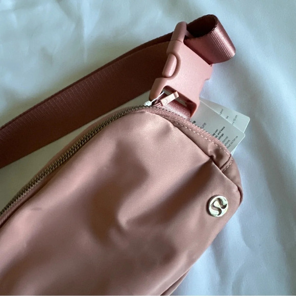 🆕💕 Lululemon OG Everywhere Belt Bag - Pink Pastel (Metal Hardware) - Picture 3 of 8